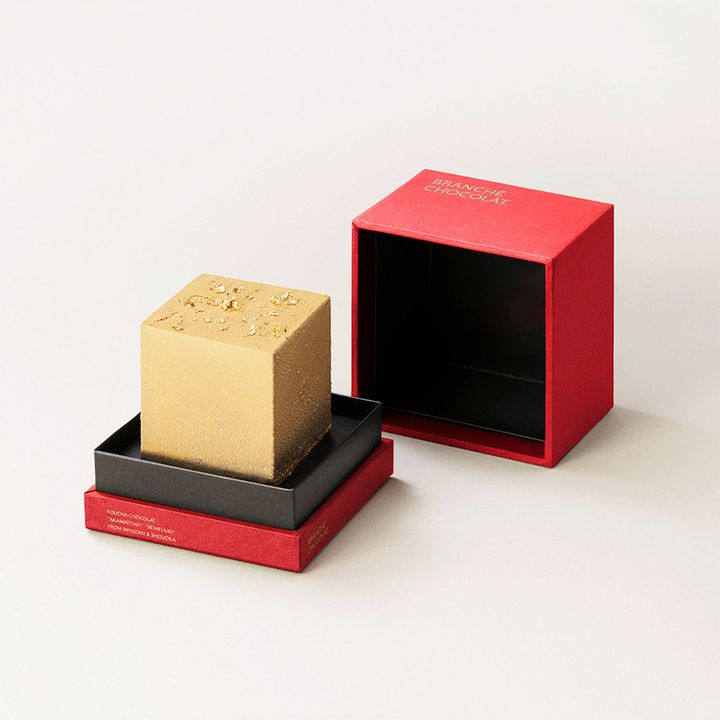 「紅茶のカレ・オ・ショコラ GIFT BOX」(約65×65×65mm) ¥6,780 真紅のミニマルなギフトボックスも美しい。