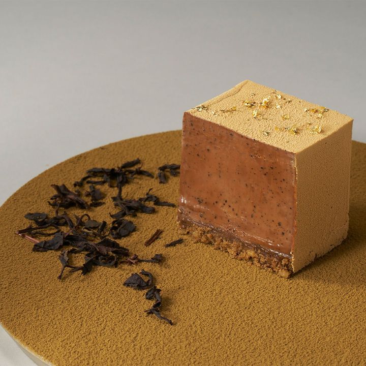 一口食べると、和紅茶の香り高さとほろ苦さ、とろりとなめらかな口どけ、ナッツの食感、すべてが調和した奥行きのある味わいが広がります。