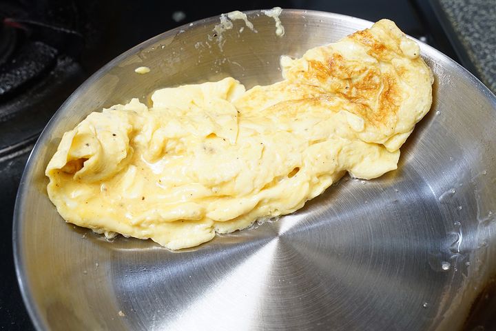 フライパンでうまく卵をひっくり返すことが最大のポイントです。
