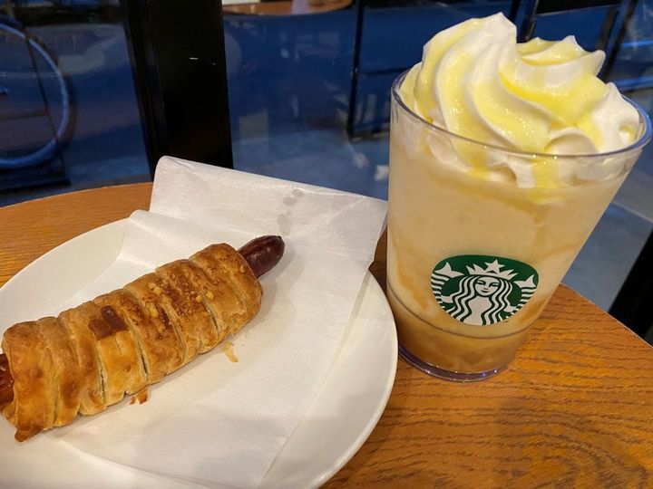 フルーティーなフラペチーノとあつあつソーセージパイの相性は最高！