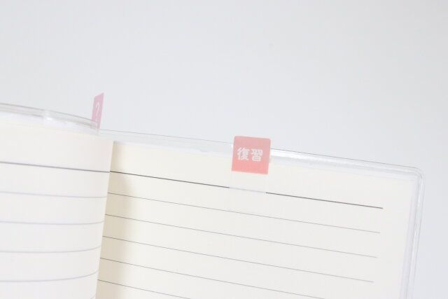 セリアのもっと勉強がはかどるミニフィルムふせんはコンパクトなサイズでかさばらない