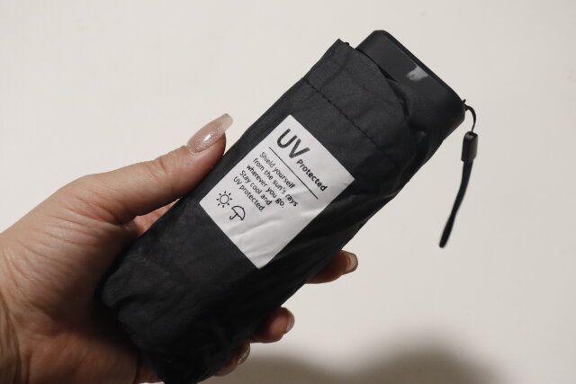 ダイソーのシンプルなデザインの晴雨兼用フラット折り畳み傘