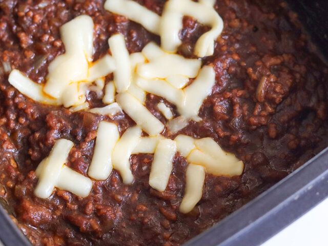 キーマカレーができあがって全体を混ぜたら、アツアツのうちにシュレッドチーズをかける。