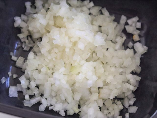たまねぎはみじん切りにする。