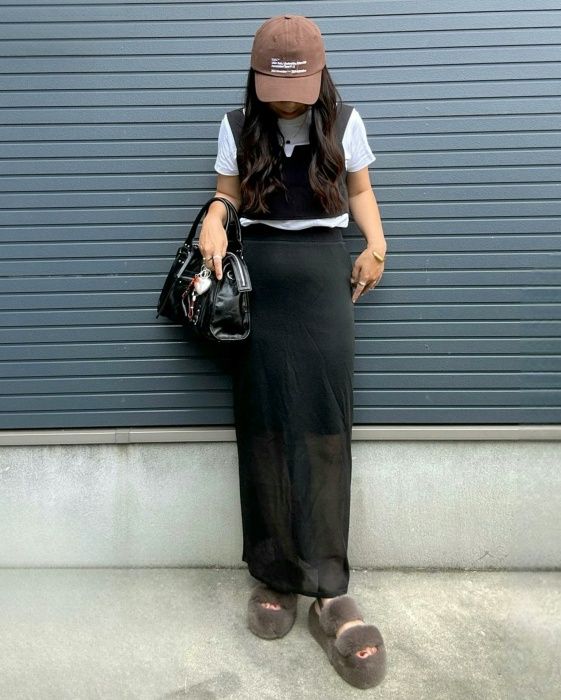 しまむらのブラウンの「フェイクファー2バンドサンダル」