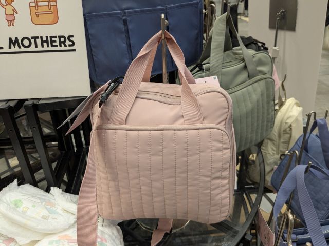ピンクの高撥水マザーズ圧縮ショルダーバッグ