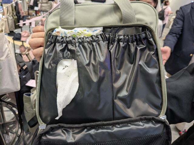 高撥水マザーズ圧縮ショルダーバッグの前ポケットの中