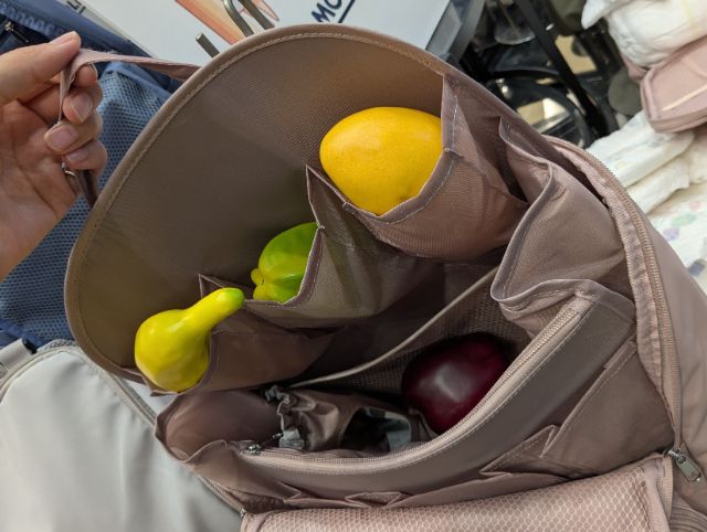 高撥水マザーズバッグインバッグリュックの中に荷物を入れている