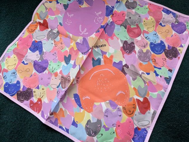 カラフルなねこ柄のハンカチ