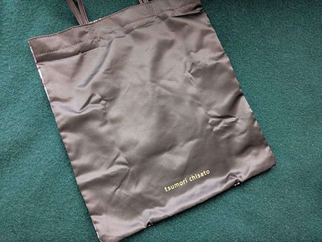 トートバッグ裏側のロゴ入りデザイン