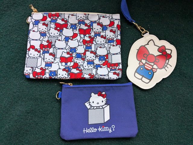 HELLO KITTYポーチ3点を並べた全体像
