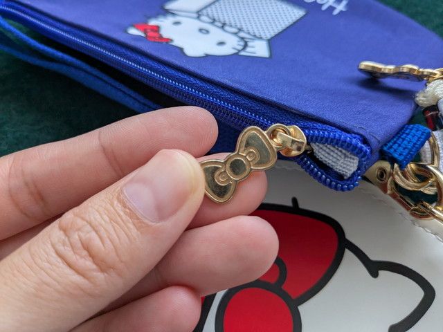 ポーチのリボン型チャームファスナーのアップ