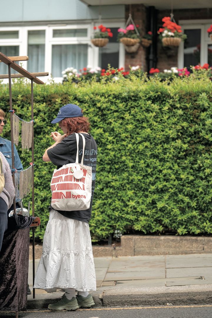 ロンドンガールらしくてかわいい！ツアーTシャツにハンドメイドのスカートコーデ