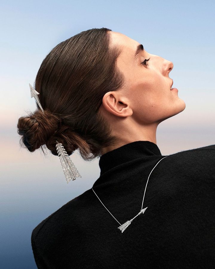 「フレシュ」（WG×ダイヤモンド）ペンダント￥2,072,400 ヘアジュエリーのように纏ったブローチXXL￥￥15,840,000 ※ともに予定価格