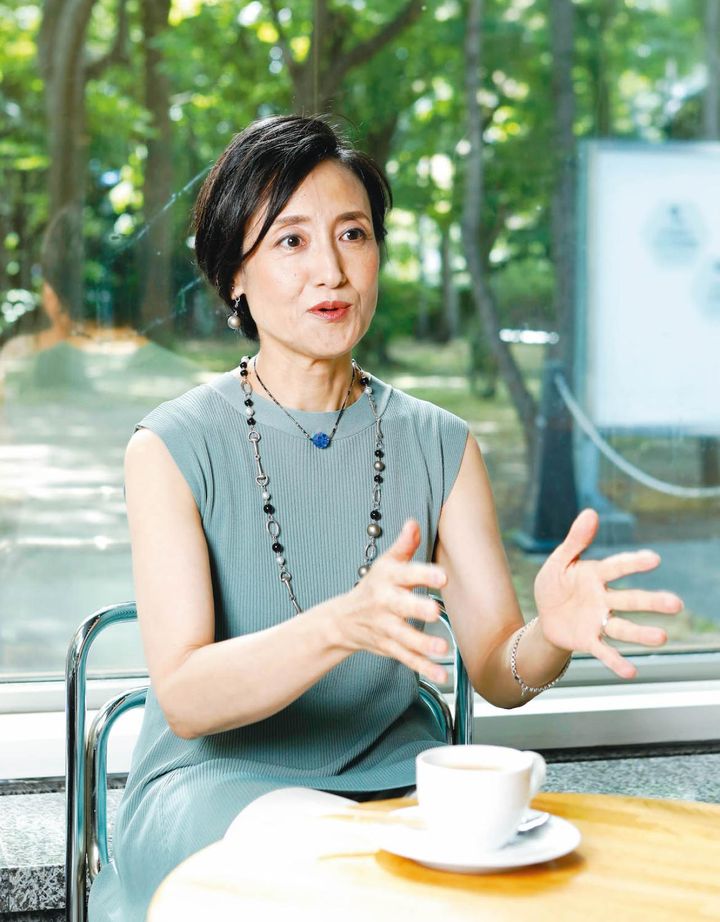 取材はお気に入りのカフェで。「この場所が大好き。きれいな光に癒やされます」