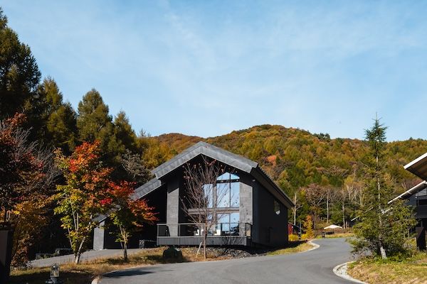 【群馬県長野原町】北軽井沢のヴィラリゾート「あさま空山望」で楽しむ絵本と紅葉の秋限定宿泊プラン