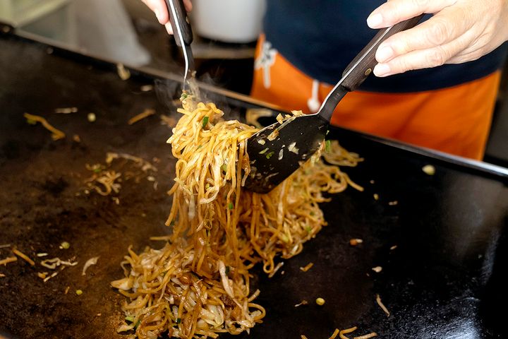 熱した鉄板で具材と麺を合わせていく