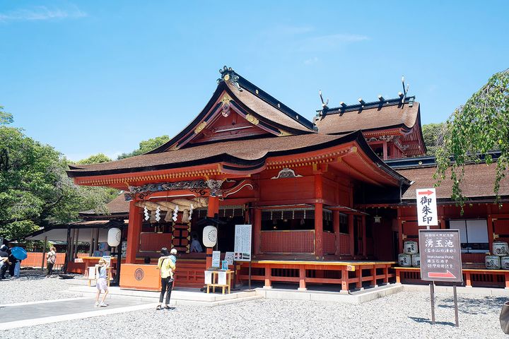 拝殿は本殿と同じく徳川家康が寄進したもの