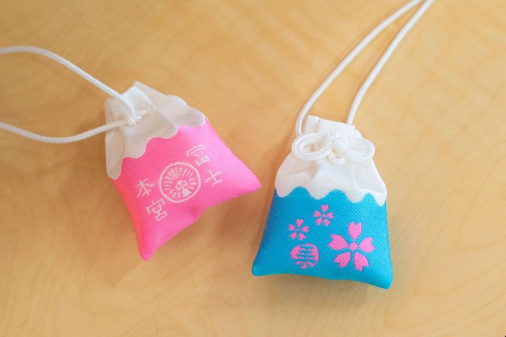 桜と富士山をモチーフにした「咲良守」1000円