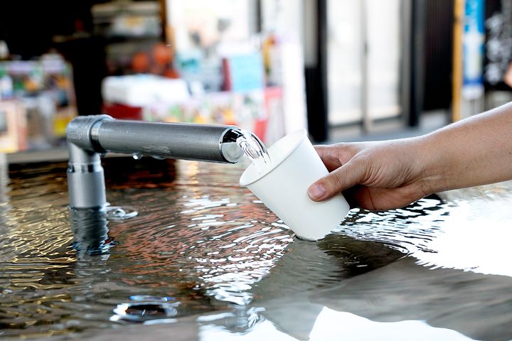 お宮横丁のほぼ真ん中にある井戸で、富士山の湧水を飲んでみよう