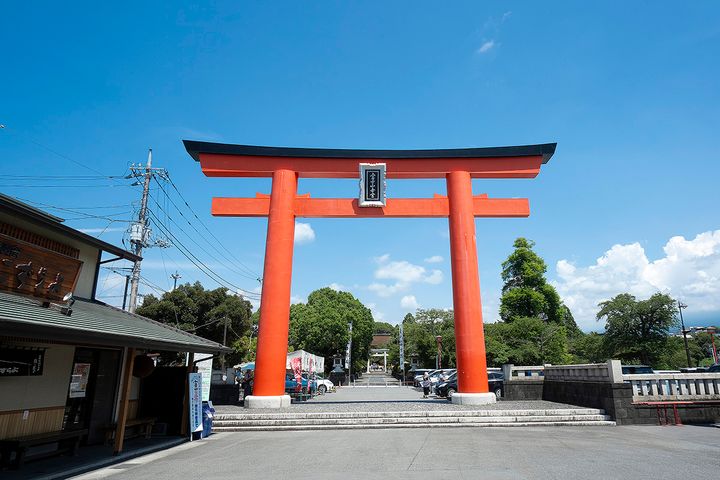 神社の入り口に構える「二之鳥居」