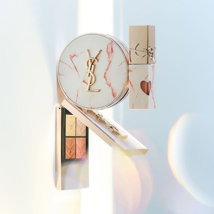 右上から時計回りに：YSL ザ インクス ヴィニルクリーム〈コレクター〉 610、クチュール ミニ クラッチ〈コレクター〉 825、ラディアント タッチ グロウパクト〈コレクター〉 B10 SPF50+・PA++++（すべてイヴ・サンローラン・ボーテ）