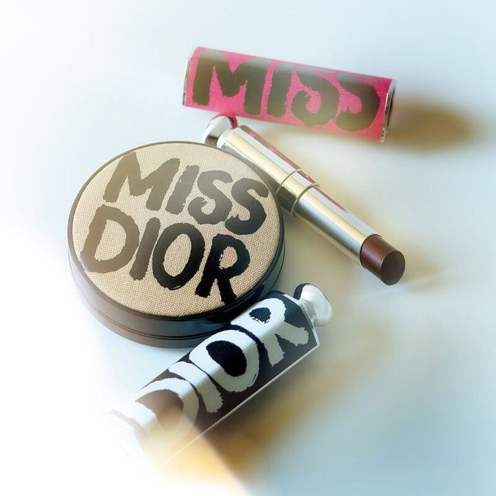 上から：ディオール アディクト クチュール リップスティック ケース ショッキング ピンク、ディオール アディクト リップスティック 790、ディオールスキン フォーエヴァー クッション ケース ワイルド ベージュ、ディオール アディクト クチュール リップスティック ケース ボールド ブラック（すべてパルファン・クリスチャン・ディオール）