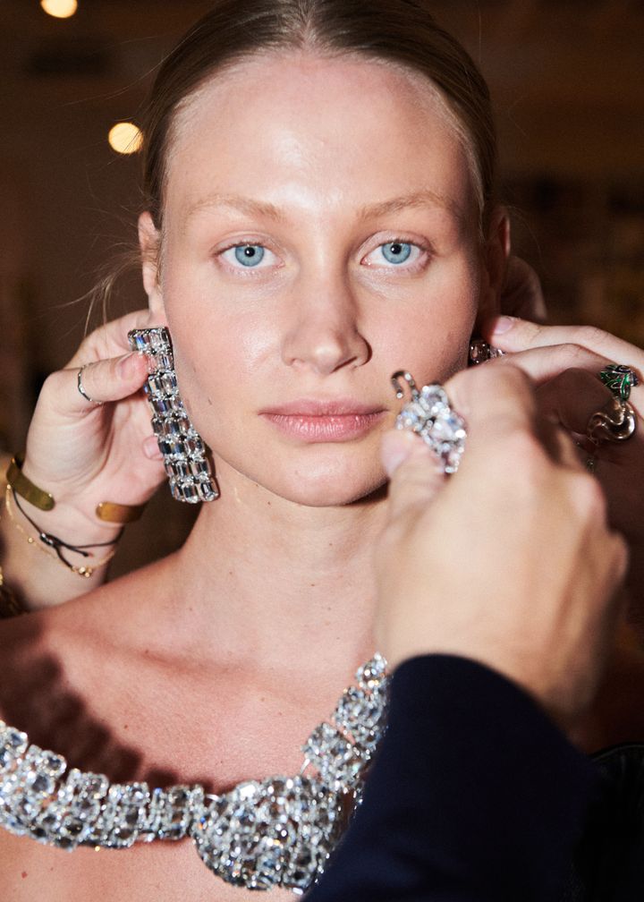 2026年春夏コレクションでふんだんに取り入れられているクリスタル素材。