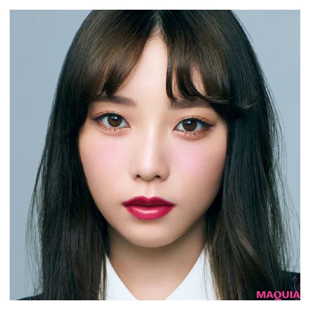 【与田祐希さんの秋の推しリップ3選】青み系赤リップで大人なムードに_2