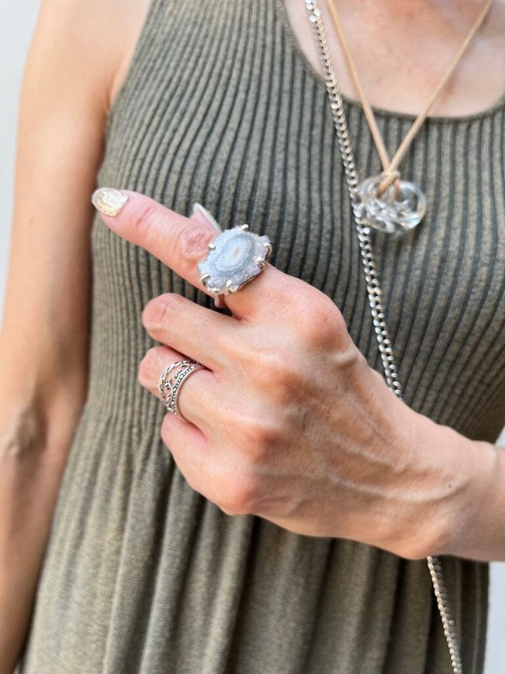 「HERE DITAS」のリング