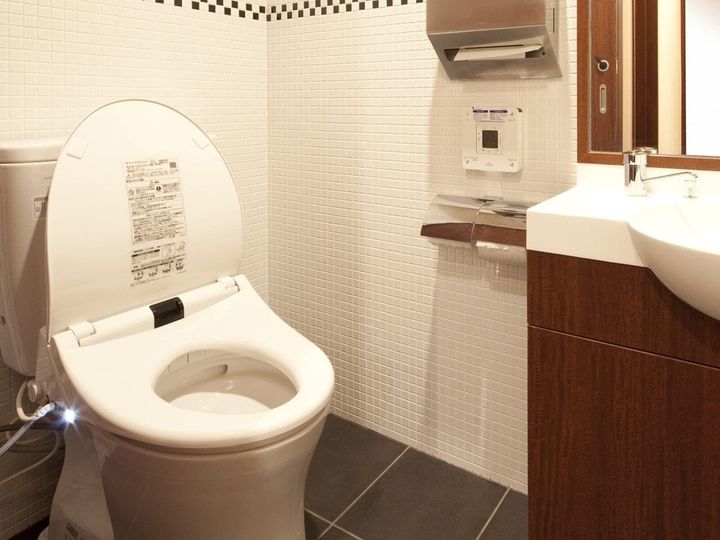 トイレの悪臭に悩まされているご家庭も多いはず。掃除しても取れない頑固な臭いには原因があります。トイレはなぜ臭うのか？ 今回は、その原因と臭わせないためにやっておくべきおすすめの対策をご紹介します。