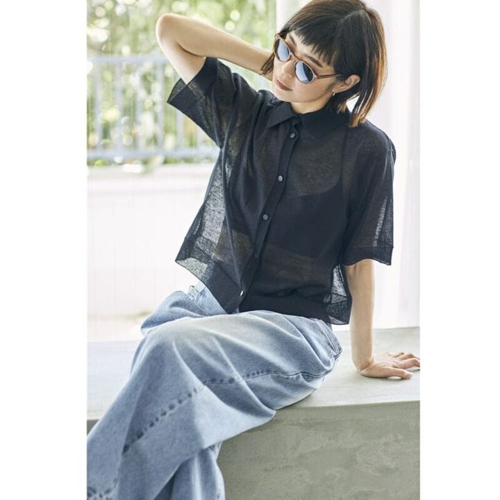 デニムパンツ8990円（ページボーイ／アダストリア） ポロカラーニット3万1900円（ベイジ，／オンワード樫山 お客様相談室） シェルトップショート1万3200円（カスカ アーダ／MIC） サングラス5万5220円（オリバーピープルズ／ルックスオティカジャパン）