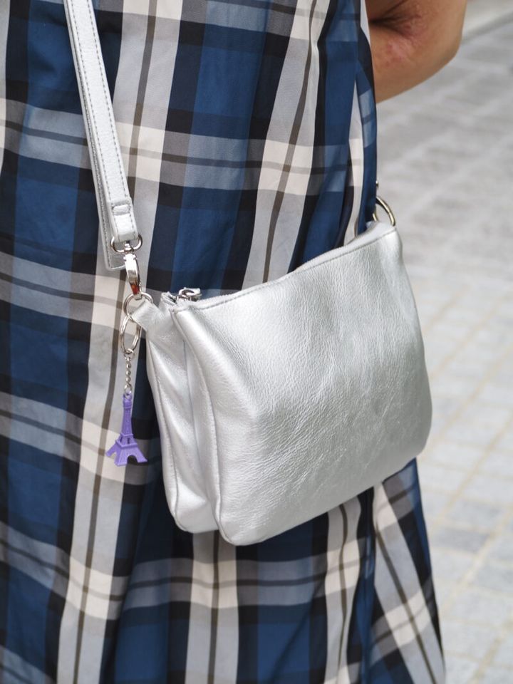 シルバーのショルダーバッグ