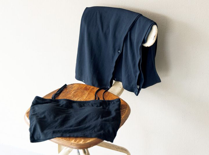 上はUVカットの袖カーディガン、下は「デターム」のチューブトップ。 コラーゲンが練り込まれた生地でしっとりとした肌触り。