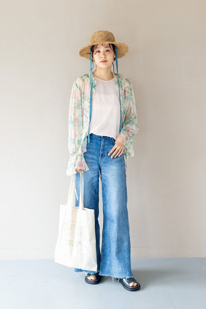 ごほうびで買った花柄ブラウス。デニムと合わせたら意外にもしっくり