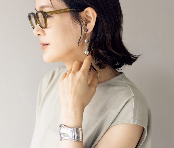 バングルとピアスは「ティファニー」。 大きめなシルバージュエリーは、夏のお出かけ着の仕上げに大活躍。