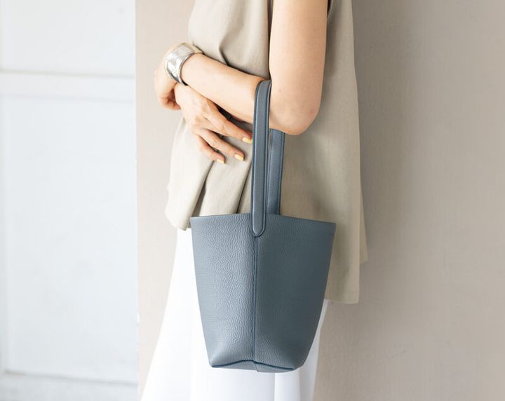 「ザ・ロウ」のバケツバッグはちょうどいい大きさ。 「シンプルで上質なレザーで、装いが大人っぽく引き締まります」