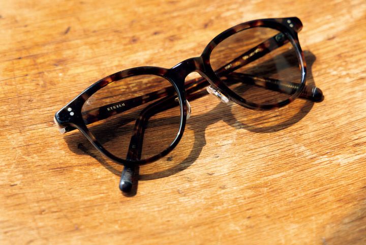 アンティーク調のデザインがおしゃれな「アイヴァン」のサングラス。 シンプルな装いのとき、アクセサリー感覚でトッピング。