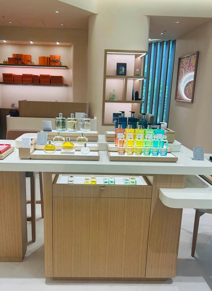 エルメス・イン・カラー