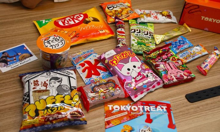 2025年8月分の「TOKYOTREAT」ボックス。甘いお菓子からしょっぱいお菓子までバランスよく入っている。同じ商品で多様なフレーバーを展開しているのは日本のお菓子メーカーの努力の結晶といえる