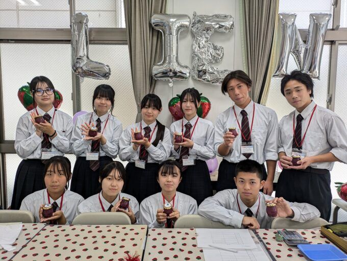 商品を開発した商業科模擬会社「Lien」の皆さん