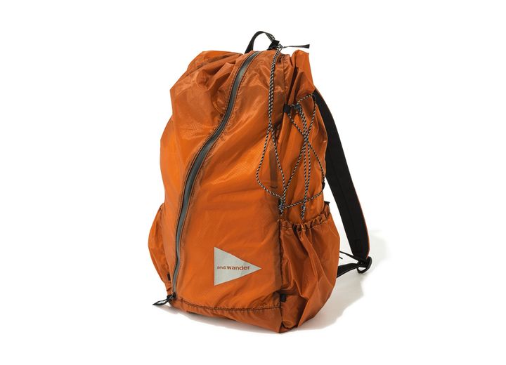 人気のパッカブルデイパックに新色ダークオレンジが仲間入り