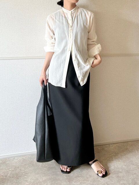 Style①バンドカラーできれいめに“シアーモノトーン”