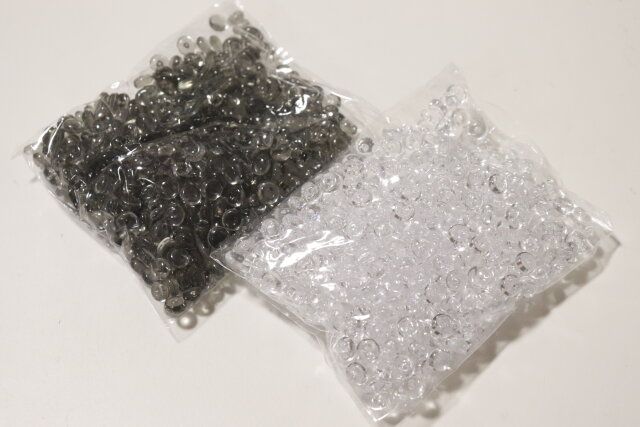 ダイソーのインテリアビーズのブラックとクリア