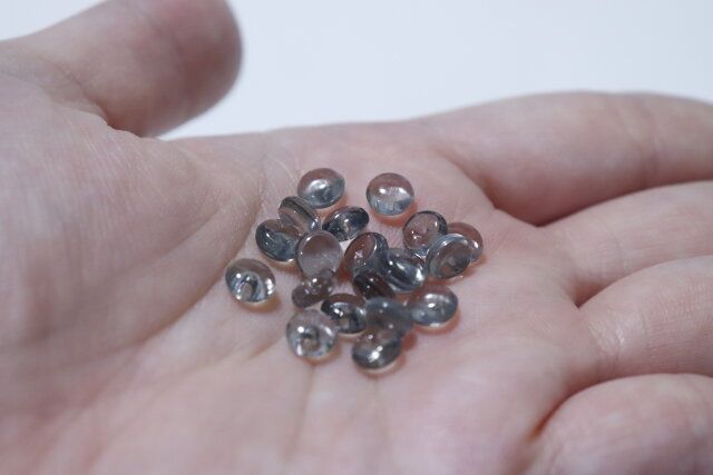 ダイソーのインテリアビーズのブラック