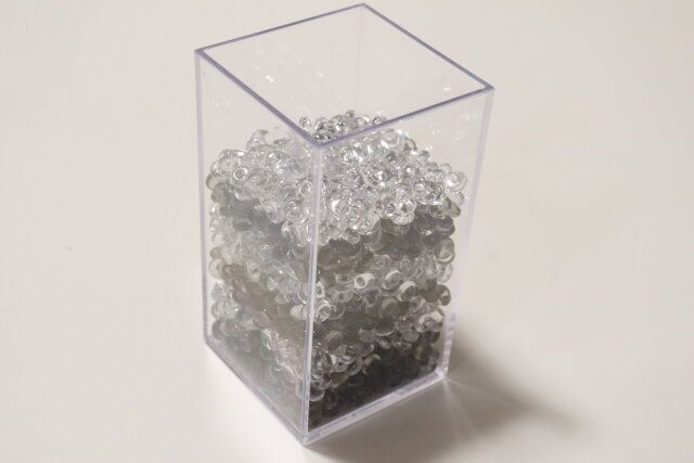 ダイソーのインテリアビーズを容器に入れた様子