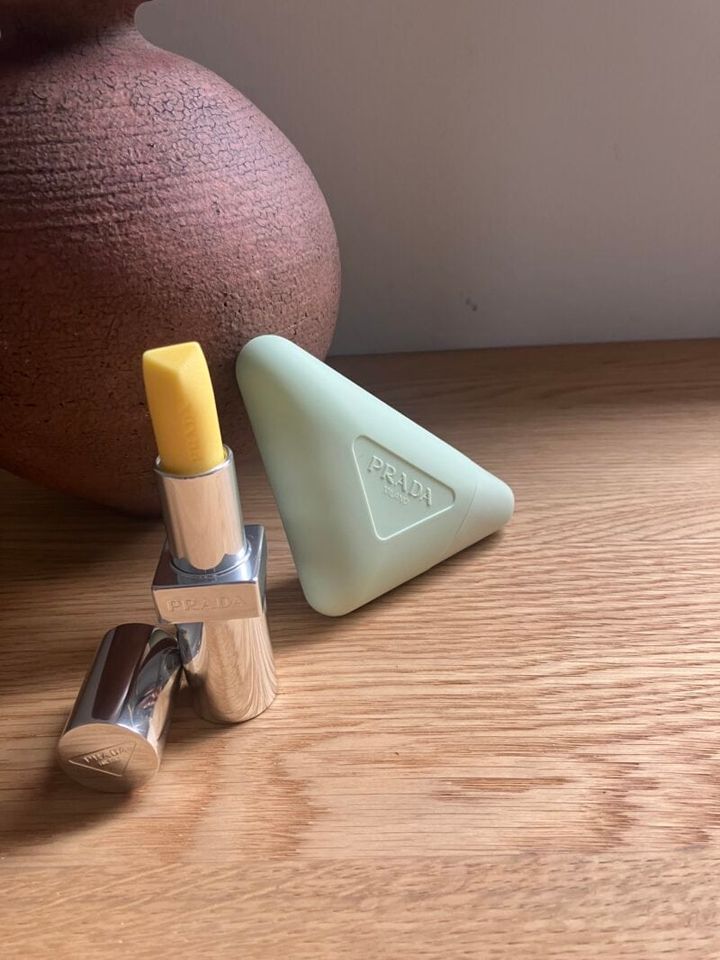 【プラダ ビューティ】秋の新作“バナナバーム”と「プラダ ハンド」