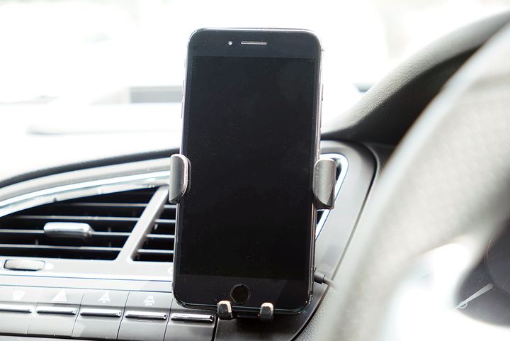 車載ワイヤレスチャージャー／￥1,100（税込み）