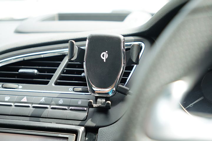 右ハンドルだとケーブルのコネクタは左側にあるほうが便利だと思うのです。