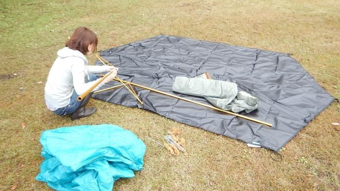 グランドシートをセットしている様子